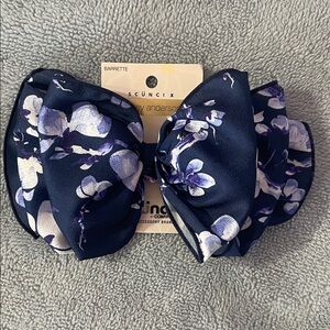Scunci Navy and White Floral Hair Clip